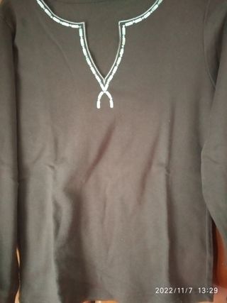 Camiseta mujer T42 marrón con pedrería