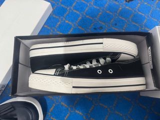Zapatillas casuales negras y beige