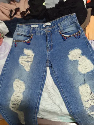 Vaqueros rotos con abalorios