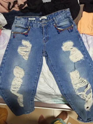Vaqueros rotos con abalorios