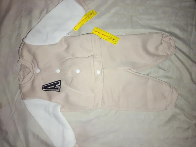 Chándal bebé beige con letra A, nuevo a estrenar