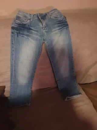 Un vaquero pirata y un pantalón pana negro 