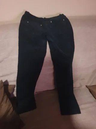 Un vaquero pirata y un pantalón pana negro 