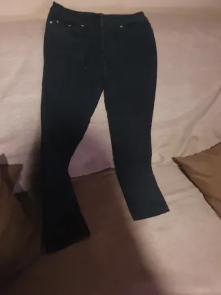 Un vaquero pirata y un pantalón pana negro 
