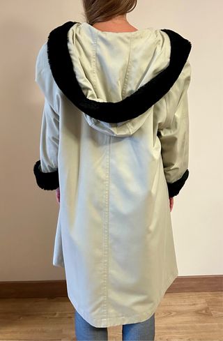 Abrigo largo vintage beige con detalles negros