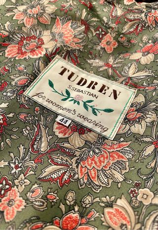 Abrigo largo vintage beige con detalles negros