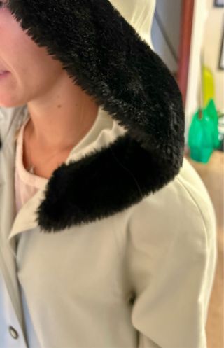 Abrigo largo vintage beige con detalles negros