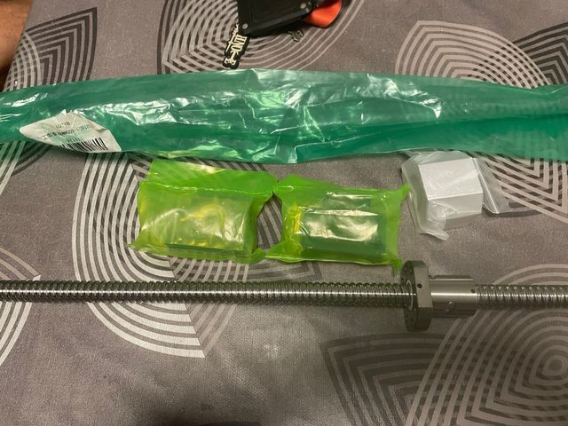 Husillo lineal con tuerca