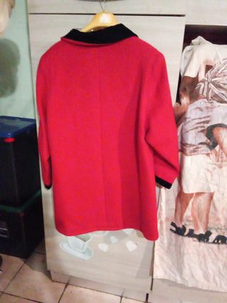 Cappotto rosso pompiere con dettagli velluto nero