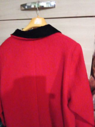 Cappotto rosso pompiere con dettagli velluto nero