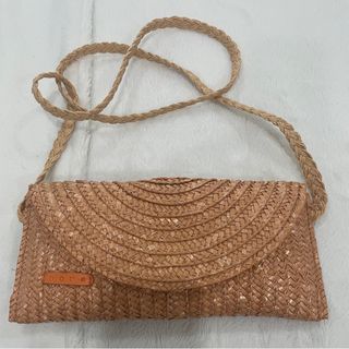 Bolso de paja naranja.