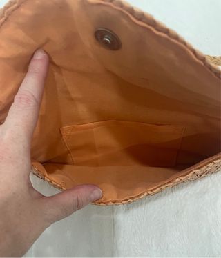 Bolso de paja naranja.
