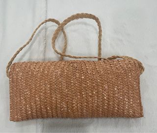 Bolso de paja naranja.