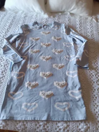 Vestido azul con corazones bordados con perlas 