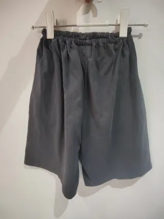 Pantalón corto Adidas azul marino.