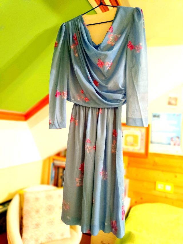 Vestido de coctel MIDI azul con flores rosas.