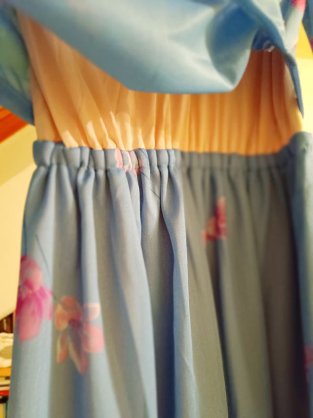 Vestido de coctel MIDI azul con flores rosas.