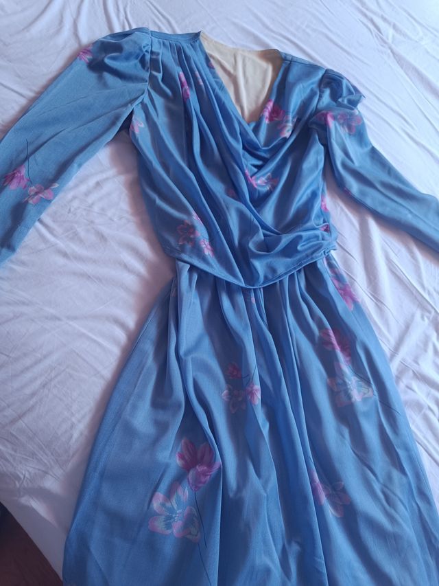 Vestido de coctel MIDI azul con flores rosas.