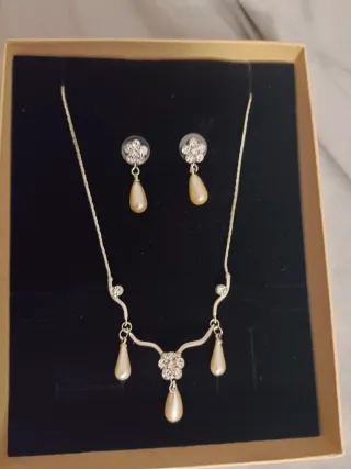 Conjunto collar y pendientes circonitas