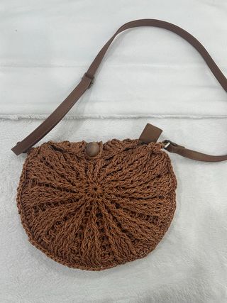 Bolso redondo tejido marrón