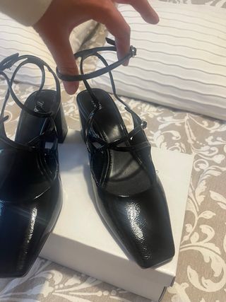 Zapatos Zara charol destalonados negros