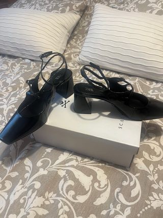 Zapatos Zara charol destalonados negros