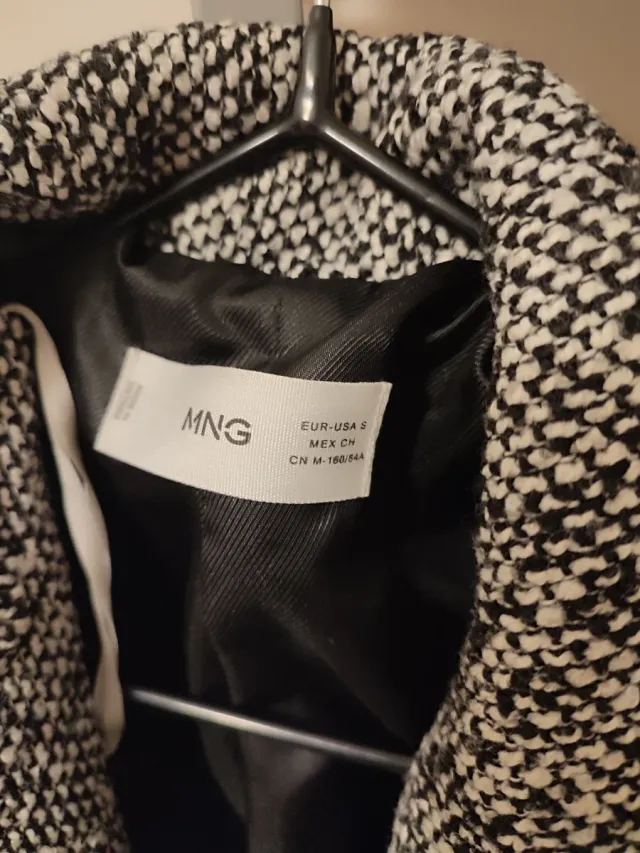 Abrigo oversize Mango blanco y negro