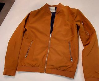 Cazadora Bomber JACK&JONES marrón. 