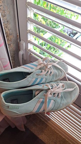 Sapatilhas Adidas Azuis e Brancas