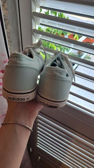 Sapatilhas Adidas Azuis e Brancas