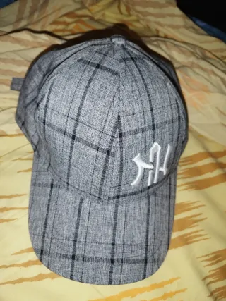 Cappello a quadri grigio e bianco