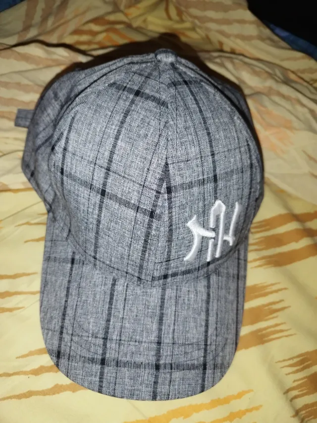 Cappello a quadri grigio e bianco