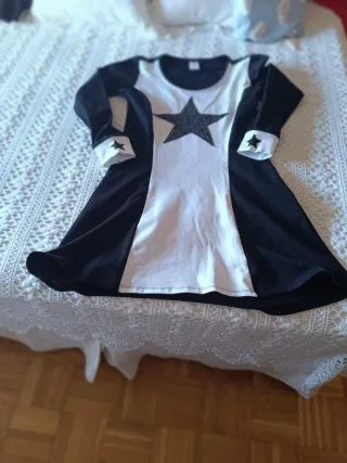 Vestido negro y blanco con estrella