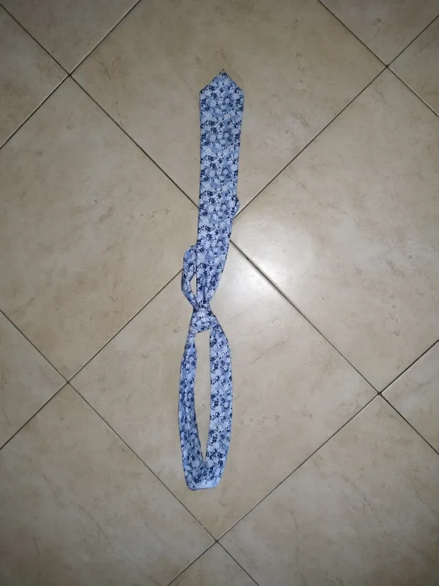 Cravatta fantasia blu e bianca