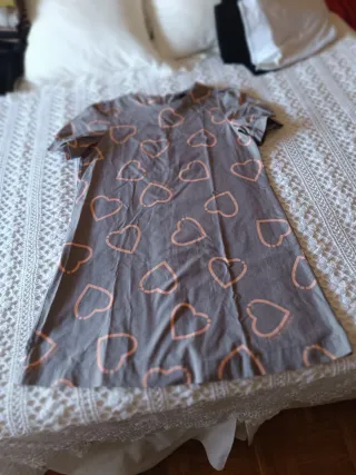 Vestido gris con corazones rosas