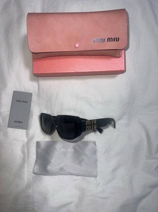 Gafas de sol Miu Miu negras y doradas
