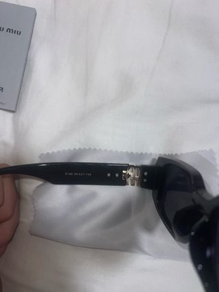Gafas de sol Miu Miu negras y doradas