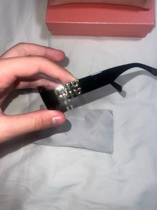 Gafas de sol Miu Miu negras y doradas