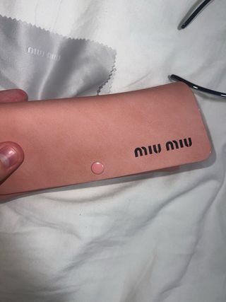 Gafas de sol Miu Miu negras y doradas