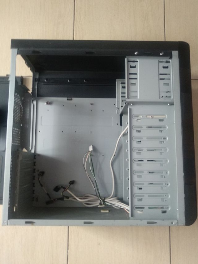 Torre de ordenador ASUS, color negro