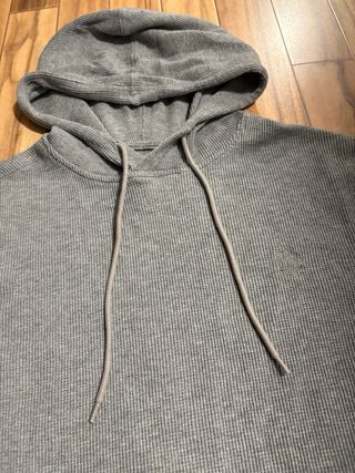 Sudadera con capucha gris