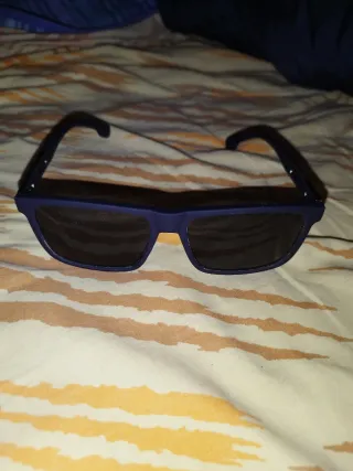 Occhiali da sole blu e neri