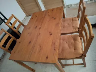 Mesa de madera con 4 sillas