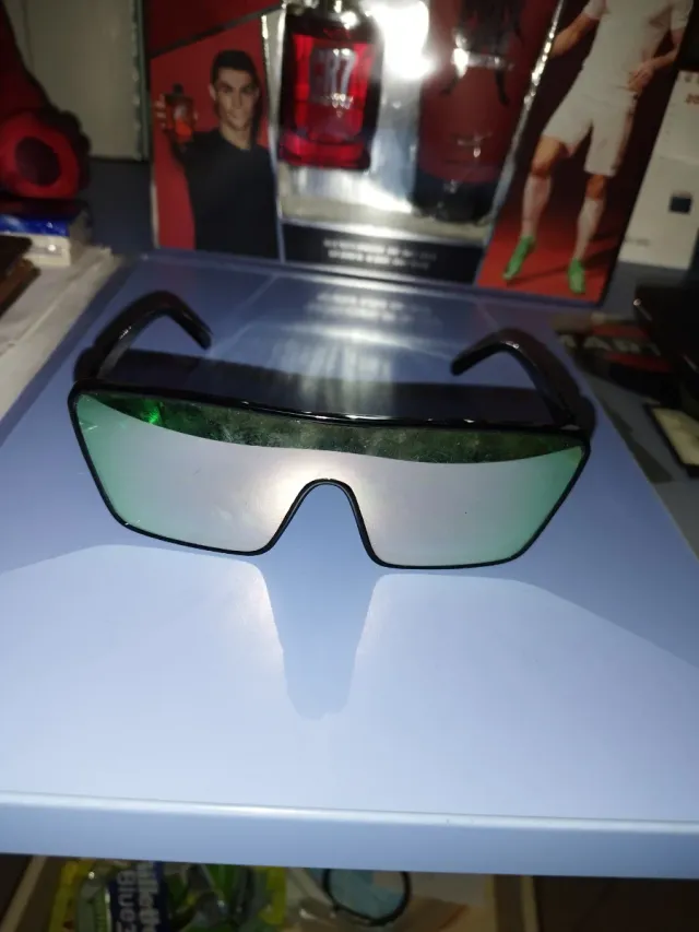 Occhiali da sole neri e verdi