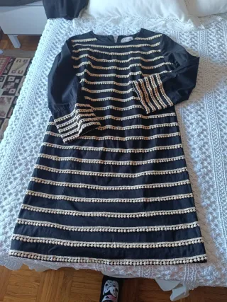 Vestido negro con detalles de puntilla. Precioso 