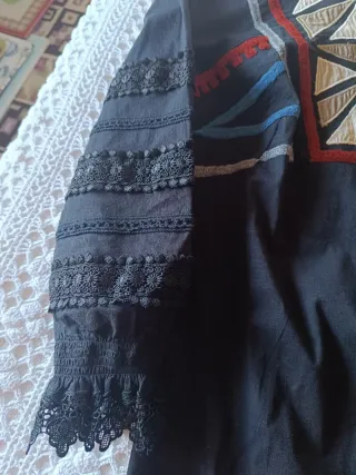 Vestido negro con bordados multicolor