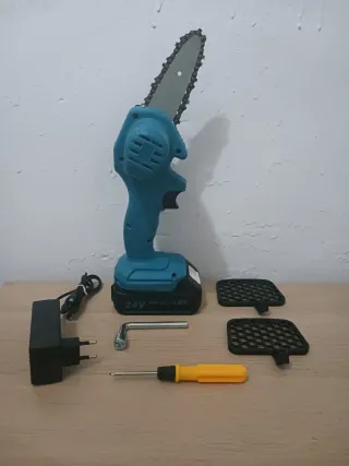 Mini motosierra 24V con accesorios