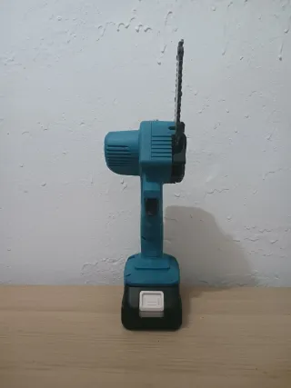Mini motosierra 24V con accesorios
