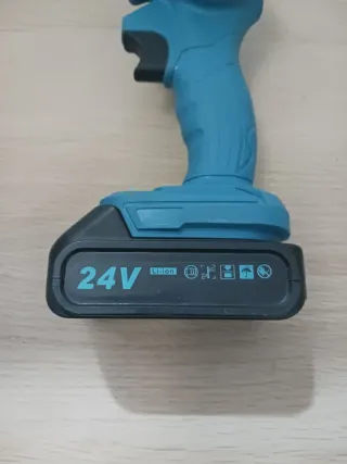 Mini motosierra 24V con accesorios