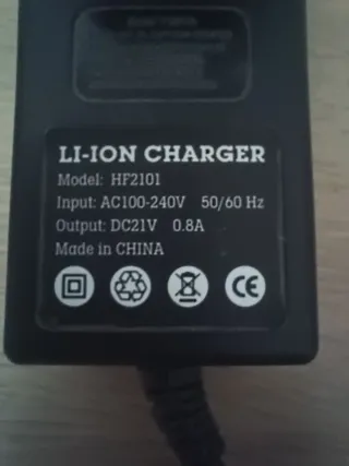 Mini motosierra 24V con accesorios